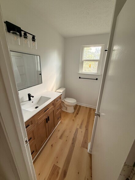 Building Photo - 708 Eric Dr