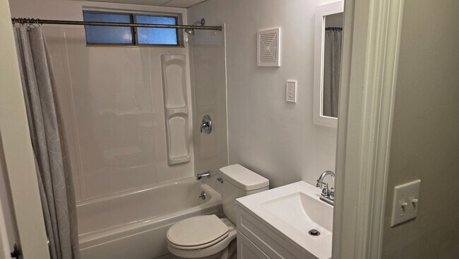 Building Photo - Bright & Sunny 2 Ba / 1 Ba Condominium