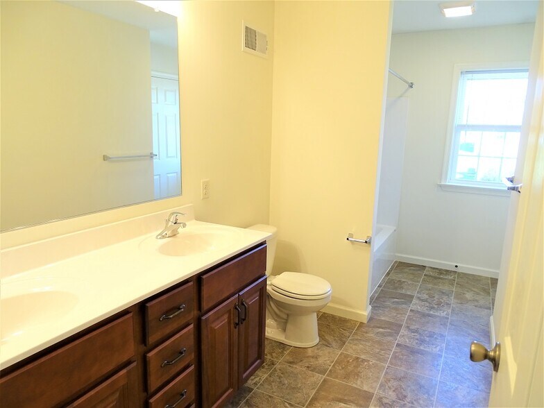 Building Photo - 312 Meadow View Dr