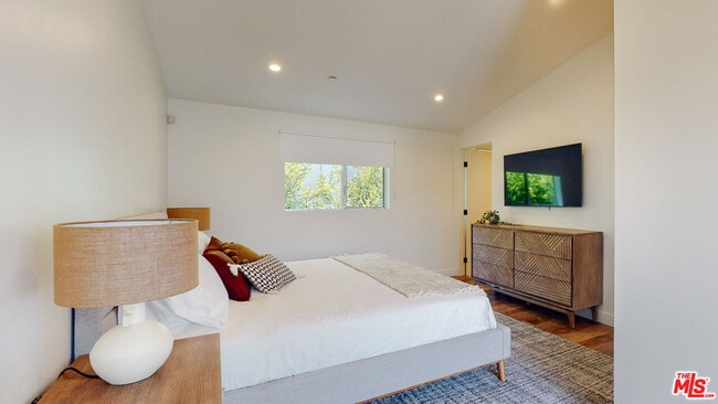 Building Photo - 547 N W Knoll Dr