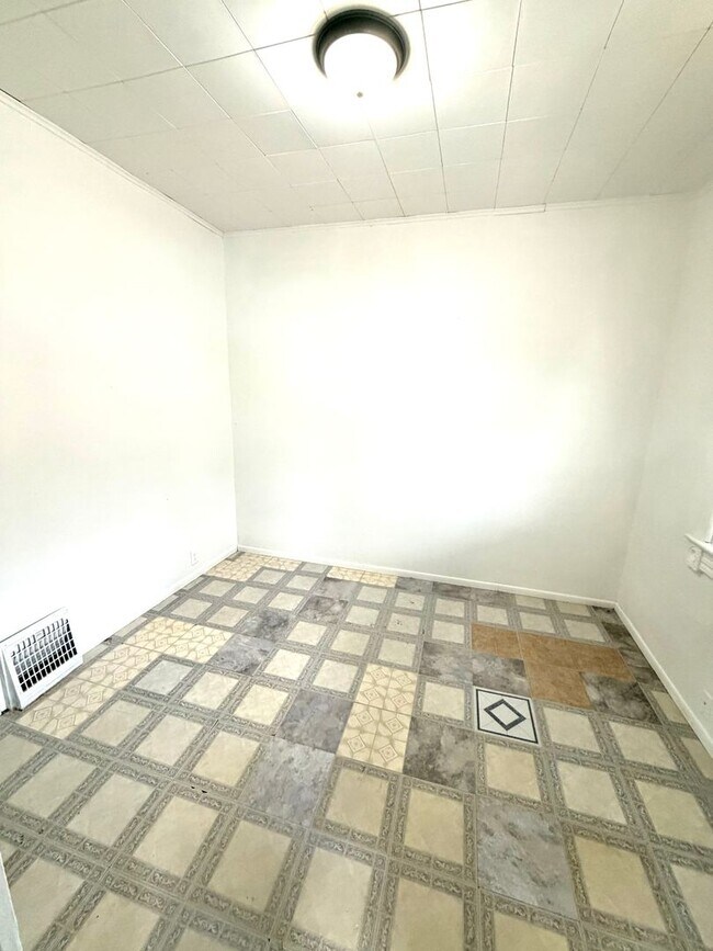 Building Photo - 441 S 11th St