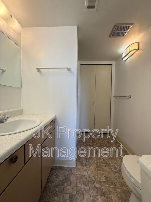 Building Photo - 2300 14th Ave S