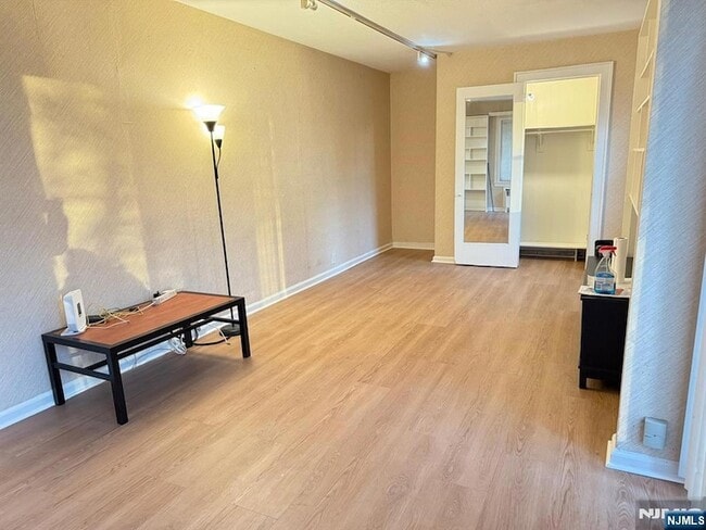 Building Photo - 272 Frances St