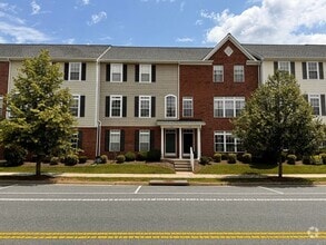 Building Photo - Gorgeous townhome, walking distance to Hol...