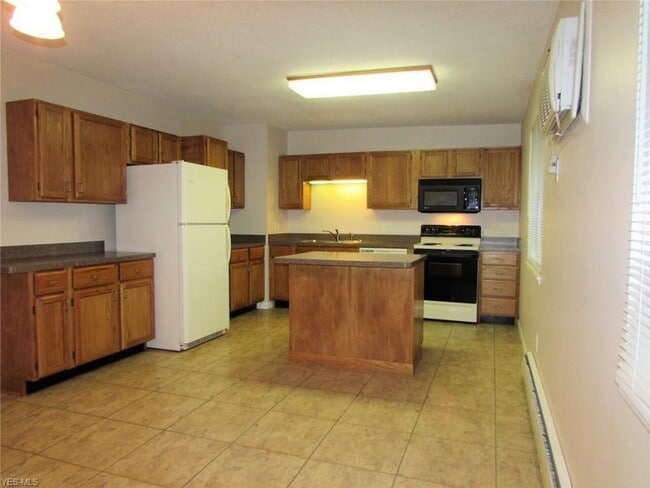 Building Photo - 402 Woodland Ave
