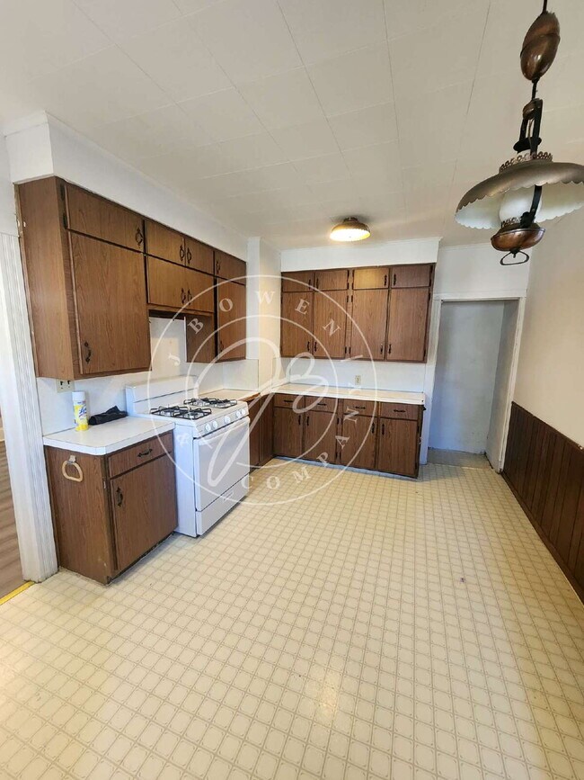 Building Photo - "Charming 2 possible 3-Bedroom Home on Uta...