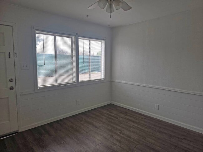 Building Photo - 1150 E San Joaquin Ave