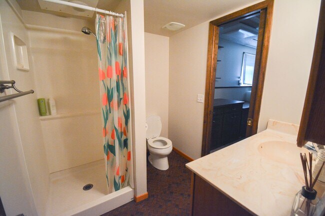 Building Photo - Spacious and Character-filled 5 BR 3 Bath ...