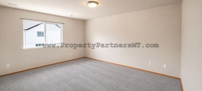 Building Photo - Very Nice 3 Bed 2.5 Bath Town house in River Rock Subdivision!