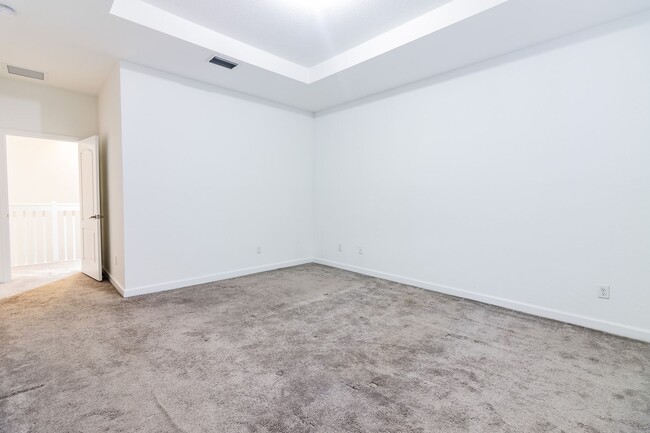 Building Photo - 9596 Town Parc Cir S
