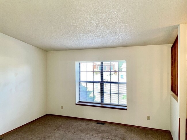 Building Photo - 3 Bedroom Home Right Off the Powers Corrid...