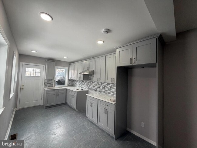 Building Photo - 6 Seward Ave