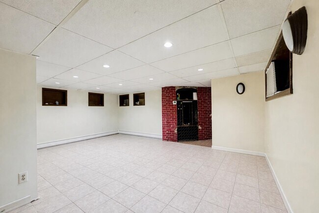 Building Photo - 16 W 51st St