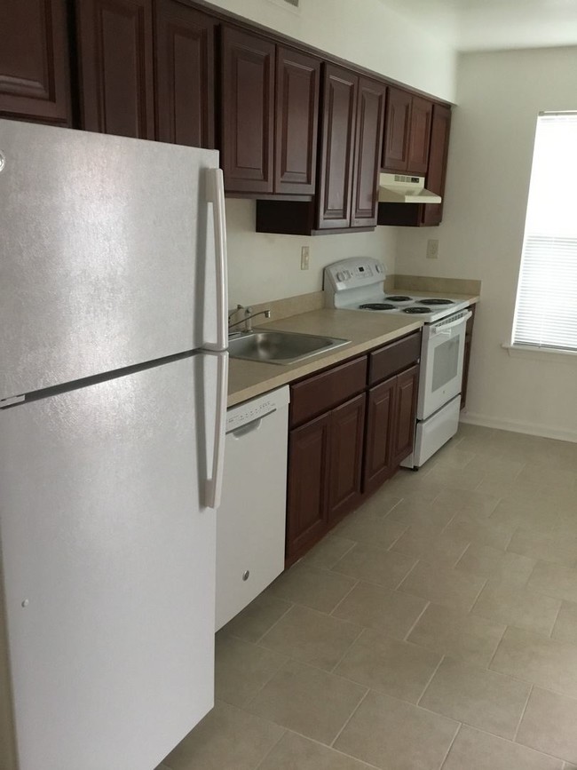 Building Photo - 8534-8554 Chesapeake Blvd