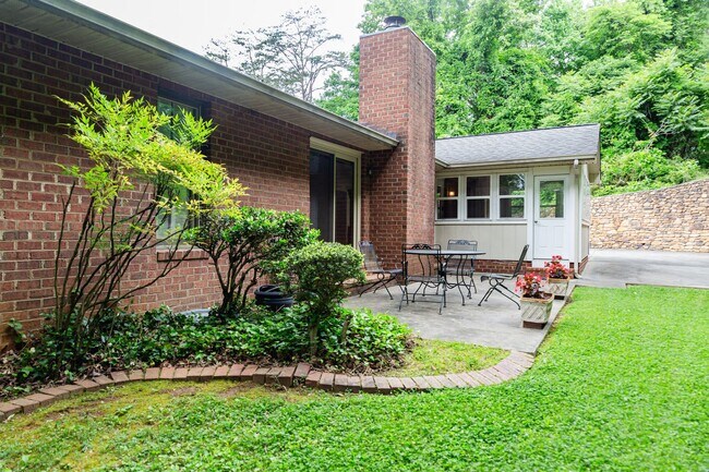 Building Photo - New Listing!