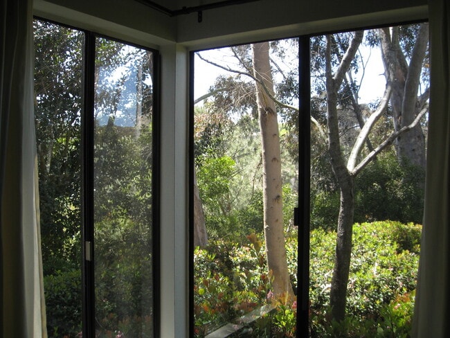 Building Photo - LA JOLLA - 2 Br + Den, Private End Unit To...