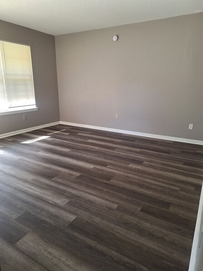 Building Photo - Great Property in quite Neighborhood