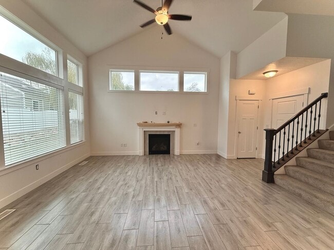 Building Photo - Beautiful SLC Town Home Available Now