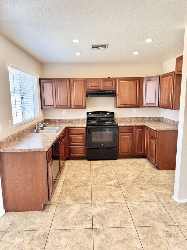 Building Photo - Fantastic 3 Bedroom/2 Bath Single Level Home & NO HOA!  Schedule a Showing Today!