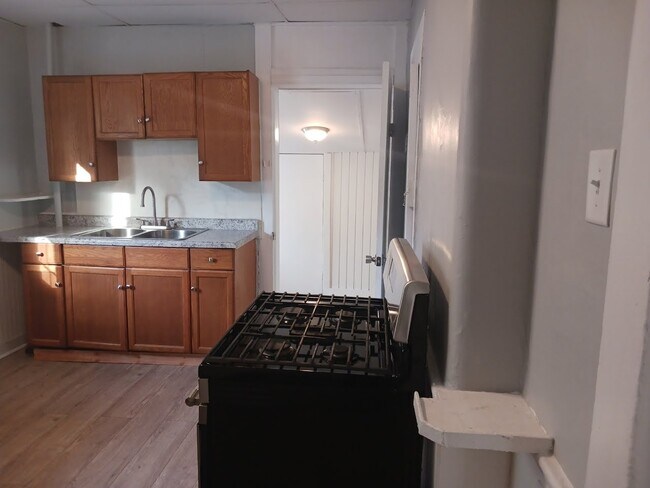 Kitchen - 1843 Bank St