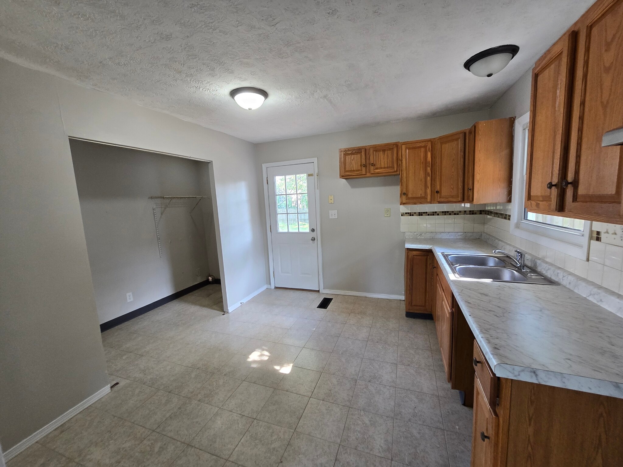 Building Photo - 7431 Sabre Ave