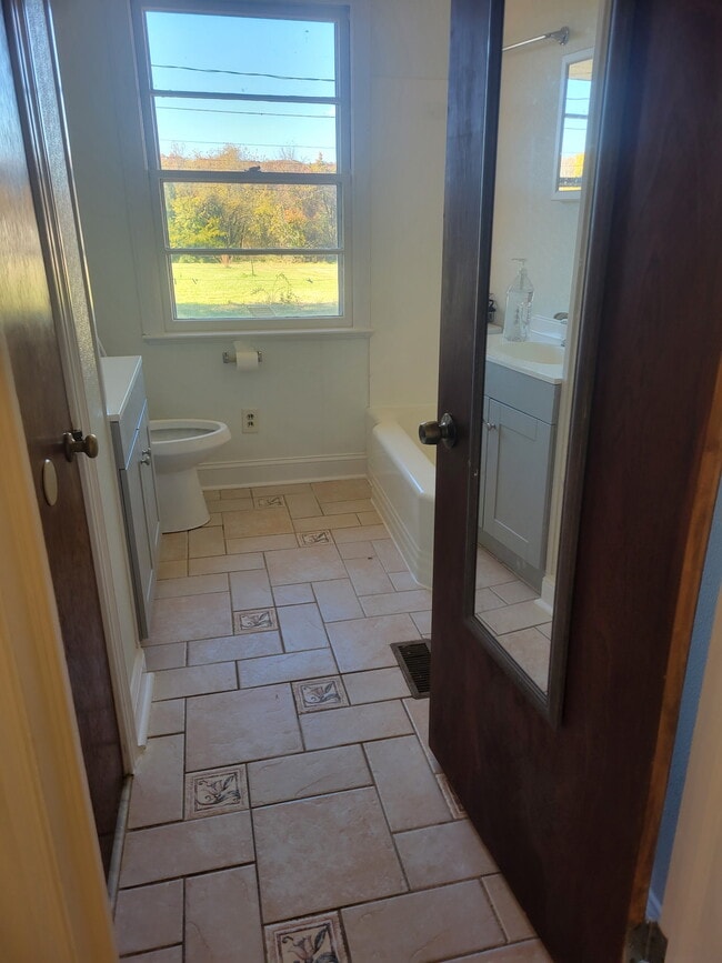 Building Photo - 420 Hiobs Ln