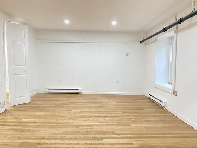Building Photo - 686 Parker St