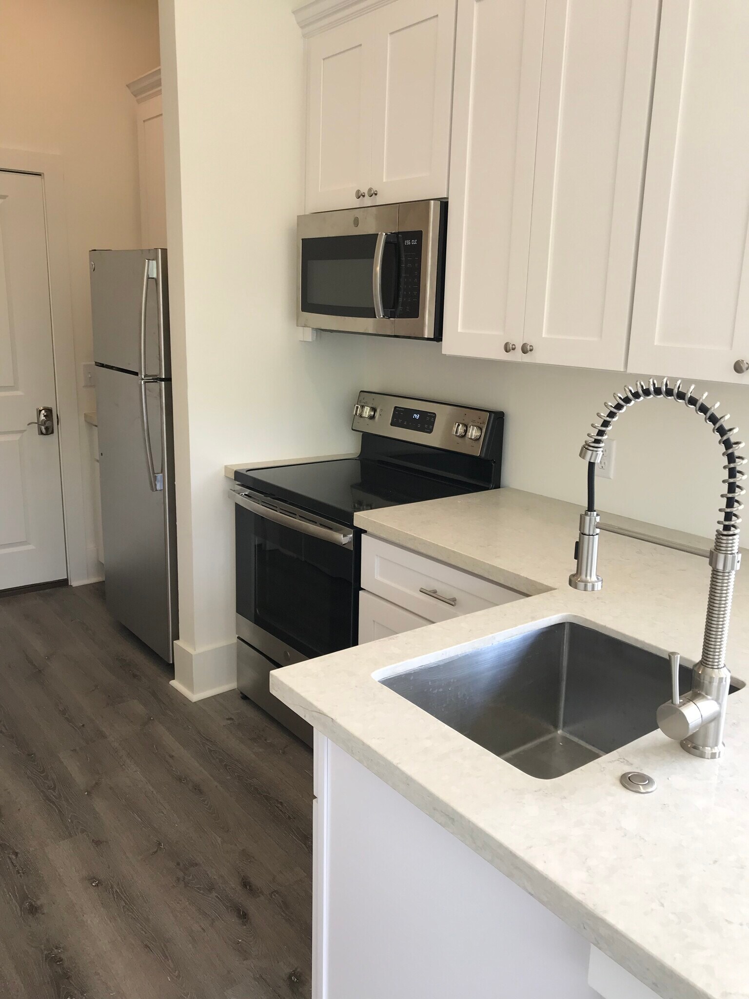 Kitchen/Front Door - 1509 Highland Rd