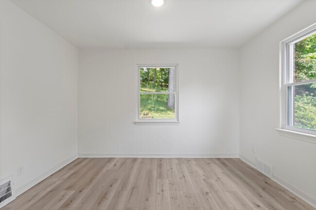 Building Photo - AVAILABLE NOW! RENOVATED 3-BEDROOM!