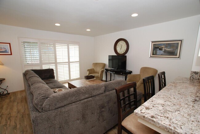 Building Photo - 9 month winter lease on Balboa Peninsula! No yearly leases