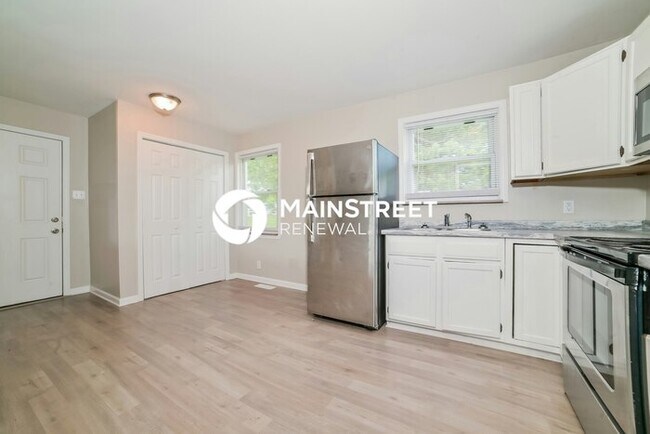Building Photo - 3 Bedroom Pet-Friendly Home in Knoxville, TN with Main Street Renewal