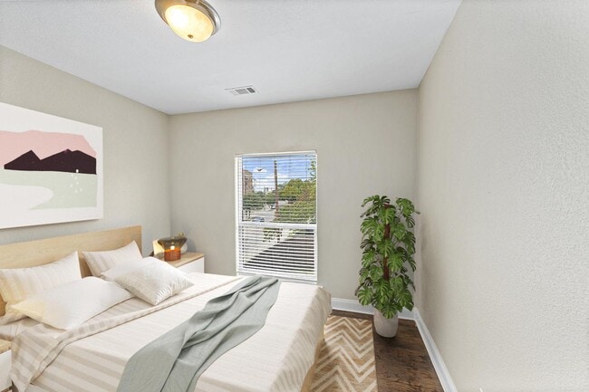 Building Photo - Chic M Streets townhome near shopping & di...