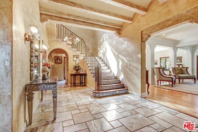 Building Photo - 725 Foothill Rd