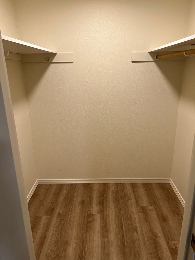 Building Photo - Quiet 2 bedroom apartment