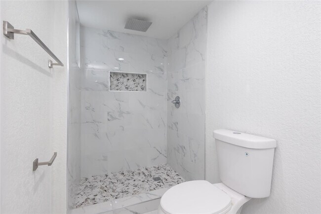 Building Photo - 713 SW 4th Ct