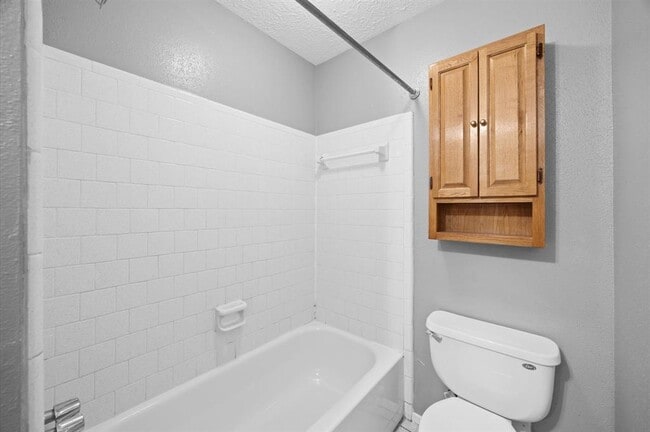 Building Photo - 16910 Glen Eagle Dr N
