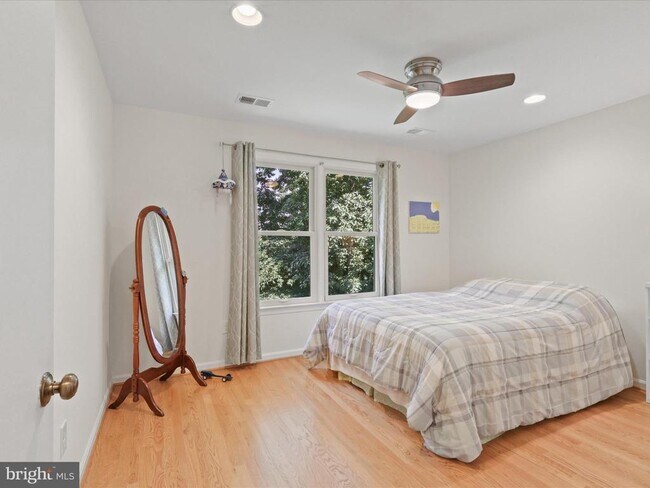 Building Photo - 9715 Ceralene Dr