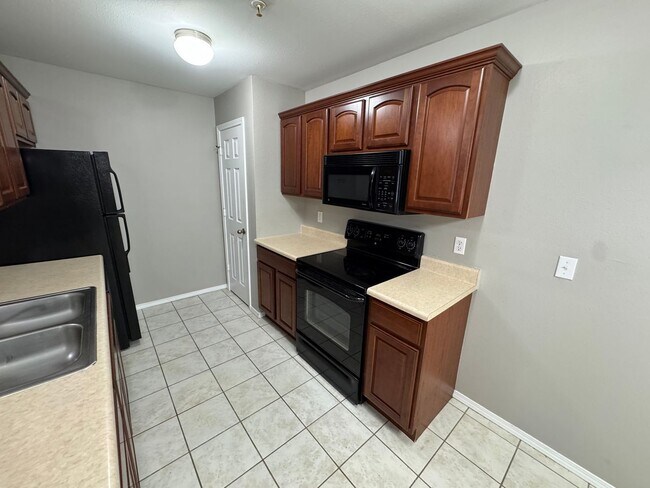 Building Photo - 1040 S Clifton Ave