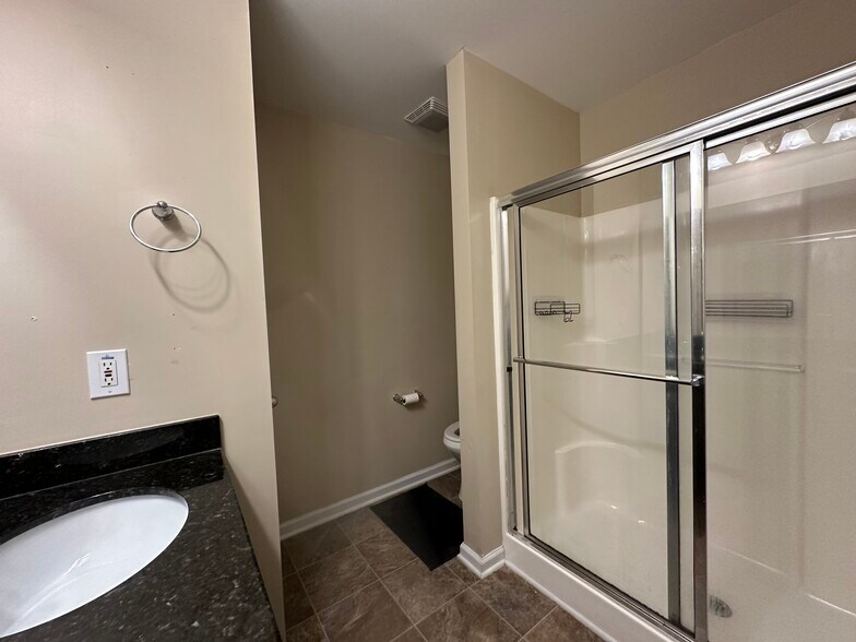 master bathroom - 2215 Greene St