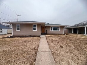 Building Photo - 3 Bedroom Home for Rent in Clinton, IA