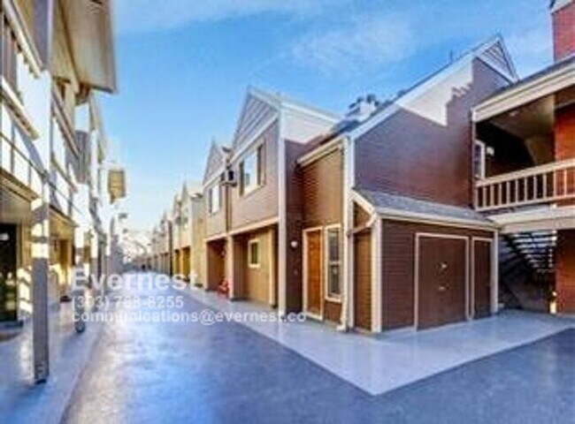 Building Photo - Stunning 2-Bedroom Condo with Flatiron Vie...