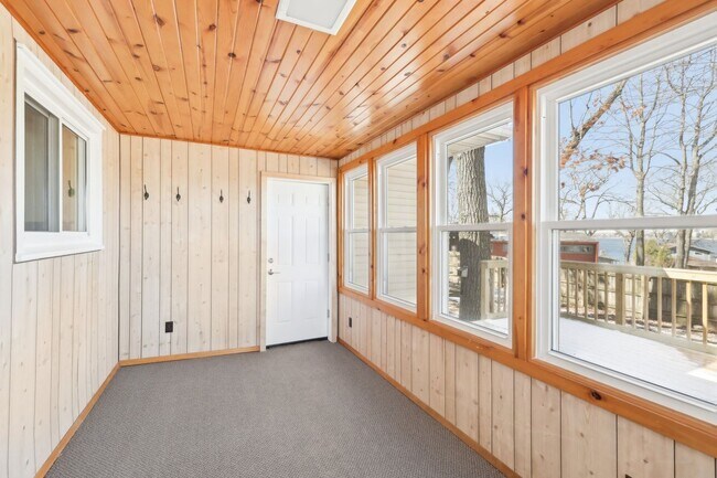 Building Photo - Updated 4-Bed 2-Bath SF Home with Lake Views & Great Entertaining Space in Monona