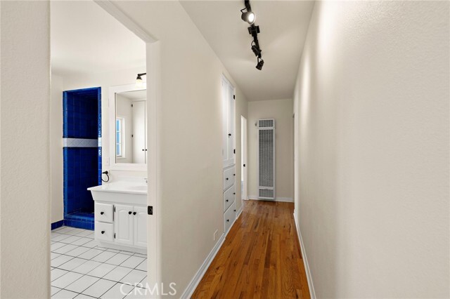 Building Photo - 976 S Coast Hwy