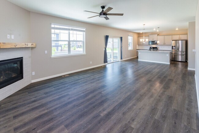 Building Photo - Stunning 4BR House in Berthoud
