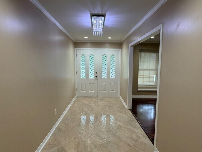 Building Photo - 1017 Westbury Dr