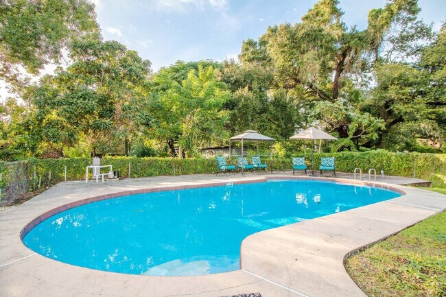 Building Photo - 2233 E Kaley Ave