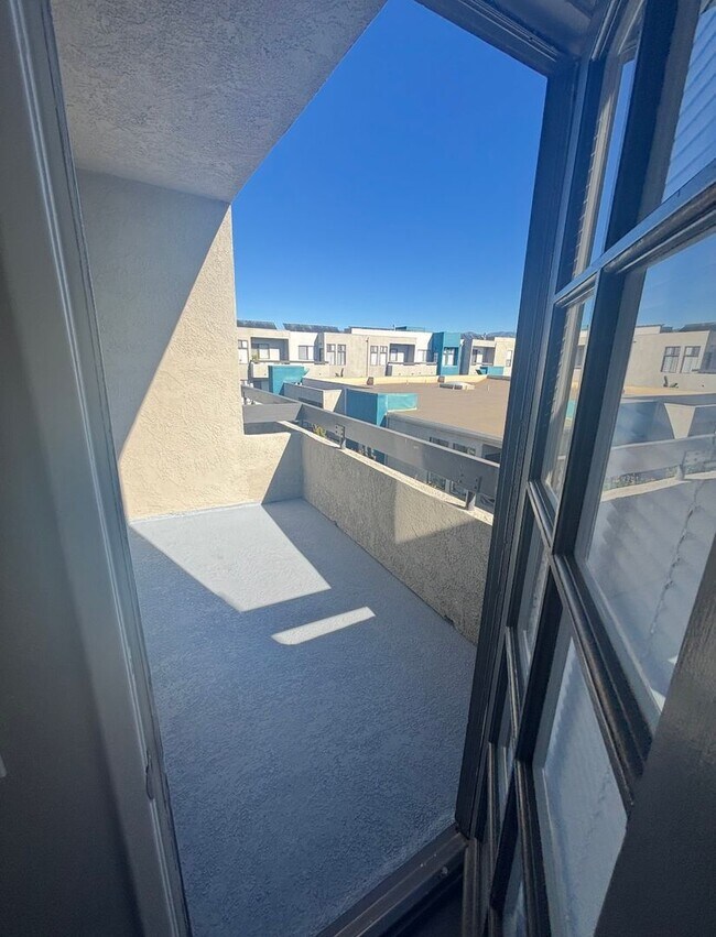 Building Photo - 1 bed 1 bath Apartment. 1st month $1500.00 credit.