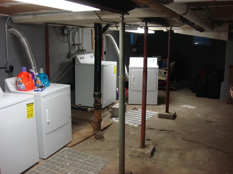 Building Photo - 216 Denison St