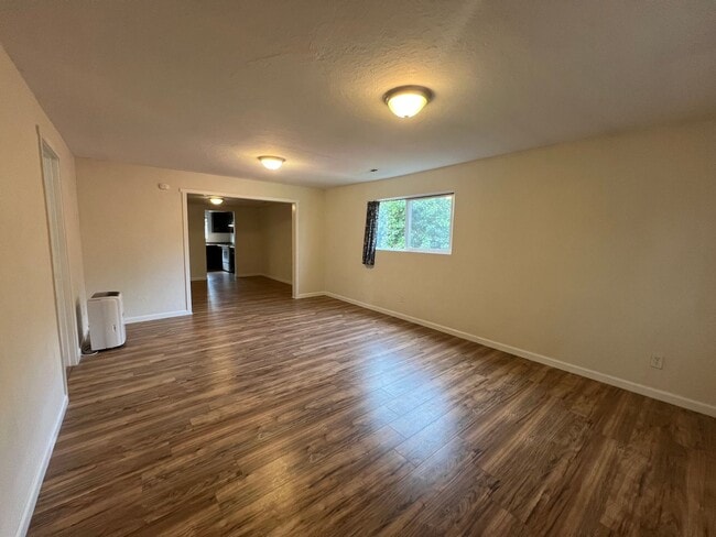 Building Photo - Blocks to the Ferry, Shipyard, Manette & More! 2 BR Available in DT Bremerton!