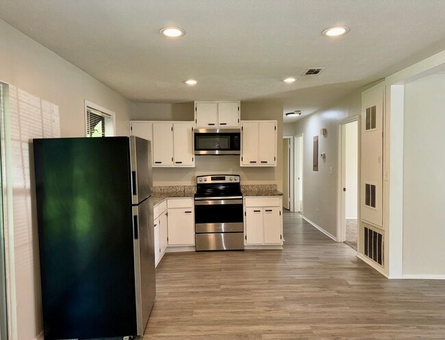 Building Photo - Updated 3 Bed Ranch on Quiet Cul-de Sac!